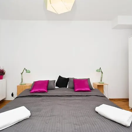 Cozy & Big In Old Town Апартаменты