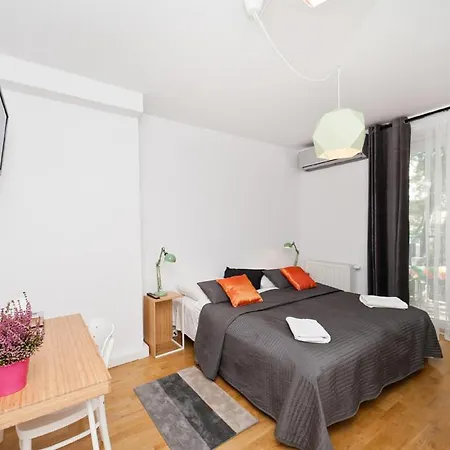 Cozy & Big In Old Town Апартаменты